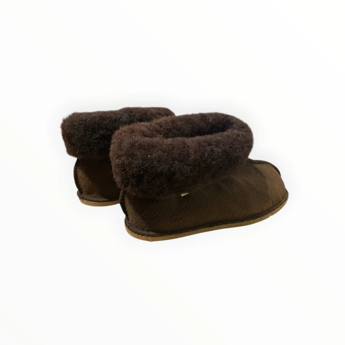 Pierrot Outlet donkerbruine suède pantoffels met warme schapenvacht voering en omgeslagen kraag voor extra comfort.