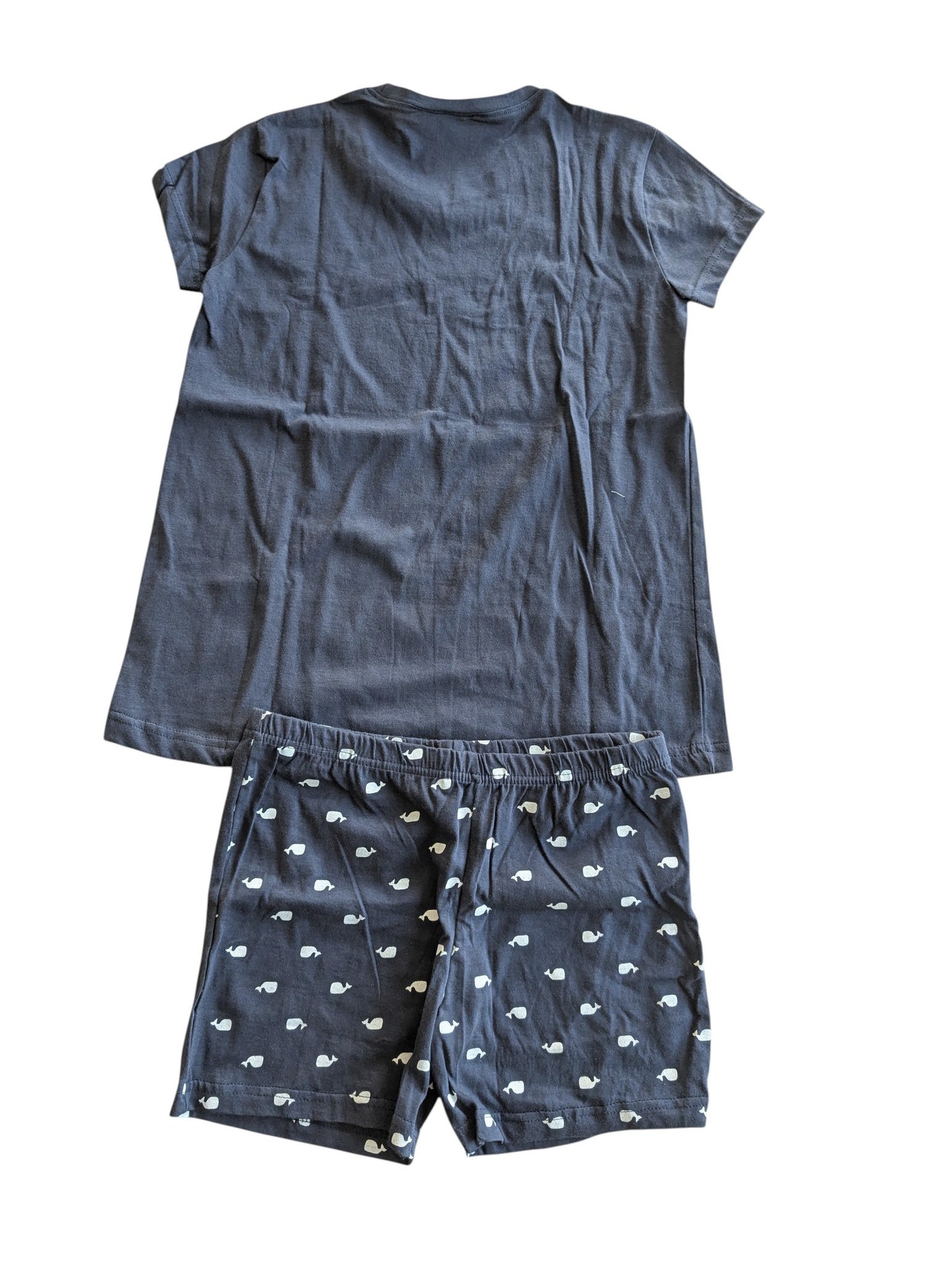 Pierrot Outlet donkergrijze katoenen pyjamaset met korte mouwen en een speels walvispatroon op de short.