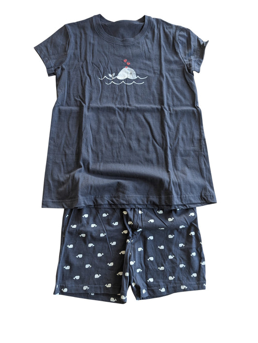 Pierrot Outlet donkergrijze katoenen pyjamaset met walvisprint, bestaande uit een T-shirt en short voor dames.