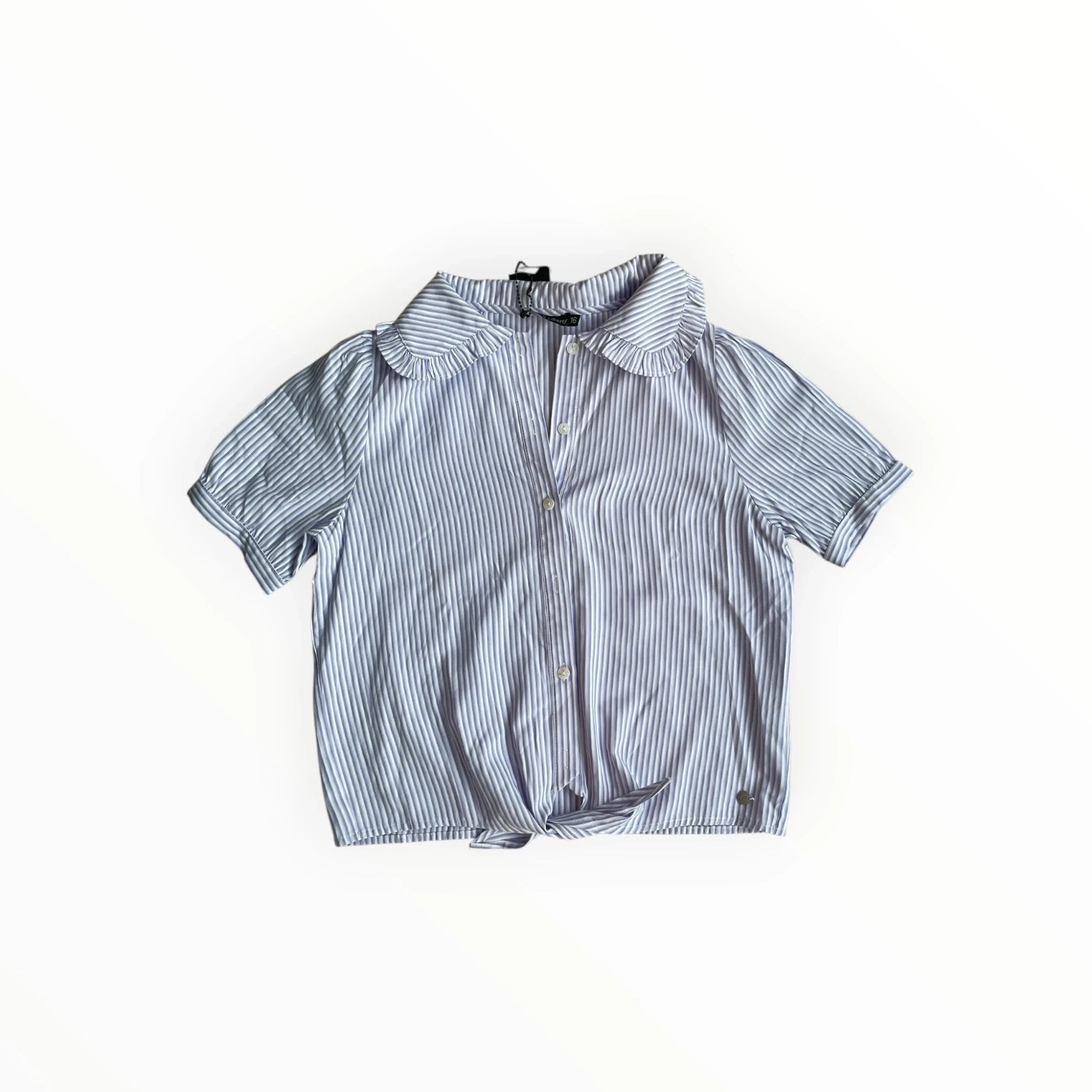 Pierrot Outlet Frankie gestreepte blouse met korte mouwen, blauw-wit dessin, kraag met ruches en knoopsluiting.