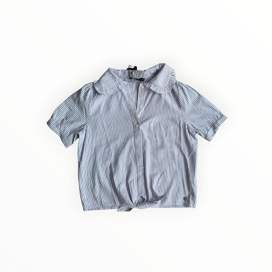 Pierrot Outlet Frankie gestreepte blouse met korte mouwen, blauw-wit dessin, kraag met ruches en knoopsluiting.