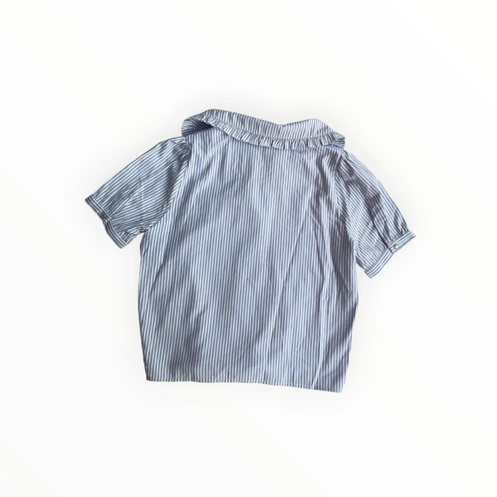 Pierrot Outlet Frankie blouse met blauw-wit gestreept patroon, korte mouwen en een charmante kraag met ruches.