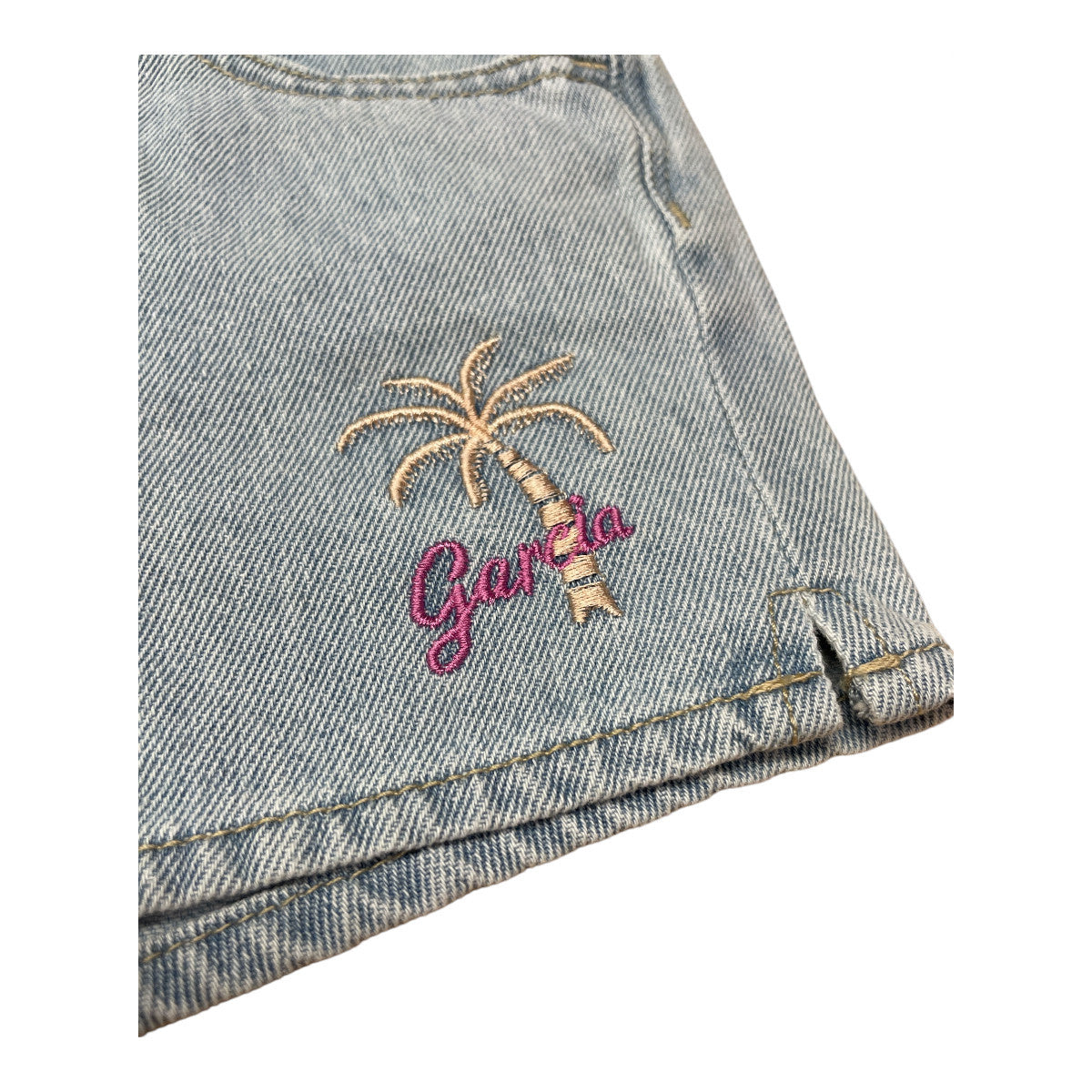 Pierrot Outlet Garcia denim shorts met palmboom borduursel in lichtblauw katoen. Casual zomerstijl.