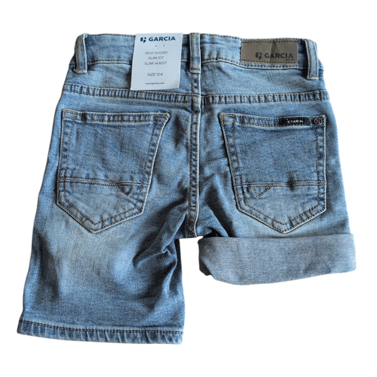 Pierrot Outlet Garcia Jeans denim shorts voor jongens in lichte wassing, slim fit, met omgeslagen broekspijpen en vijf zakken.