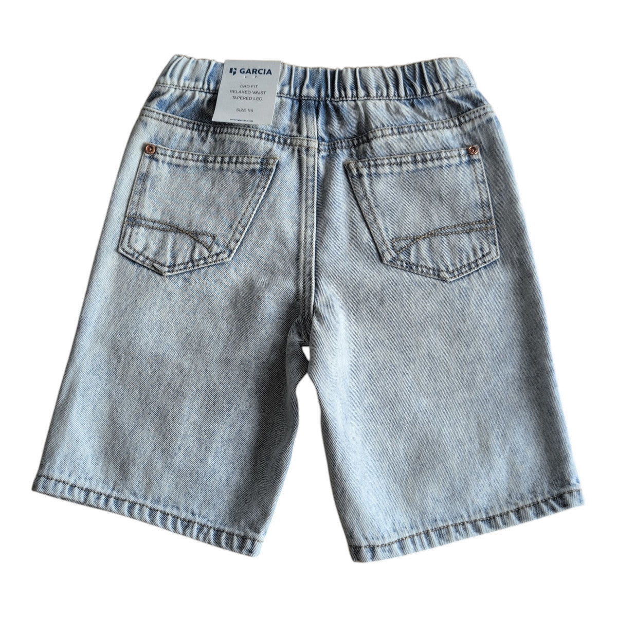 Pierrot Outlet Garcia denim shorts voor kinderen in lichte wassing met elastische tailleband en vijf zakken.