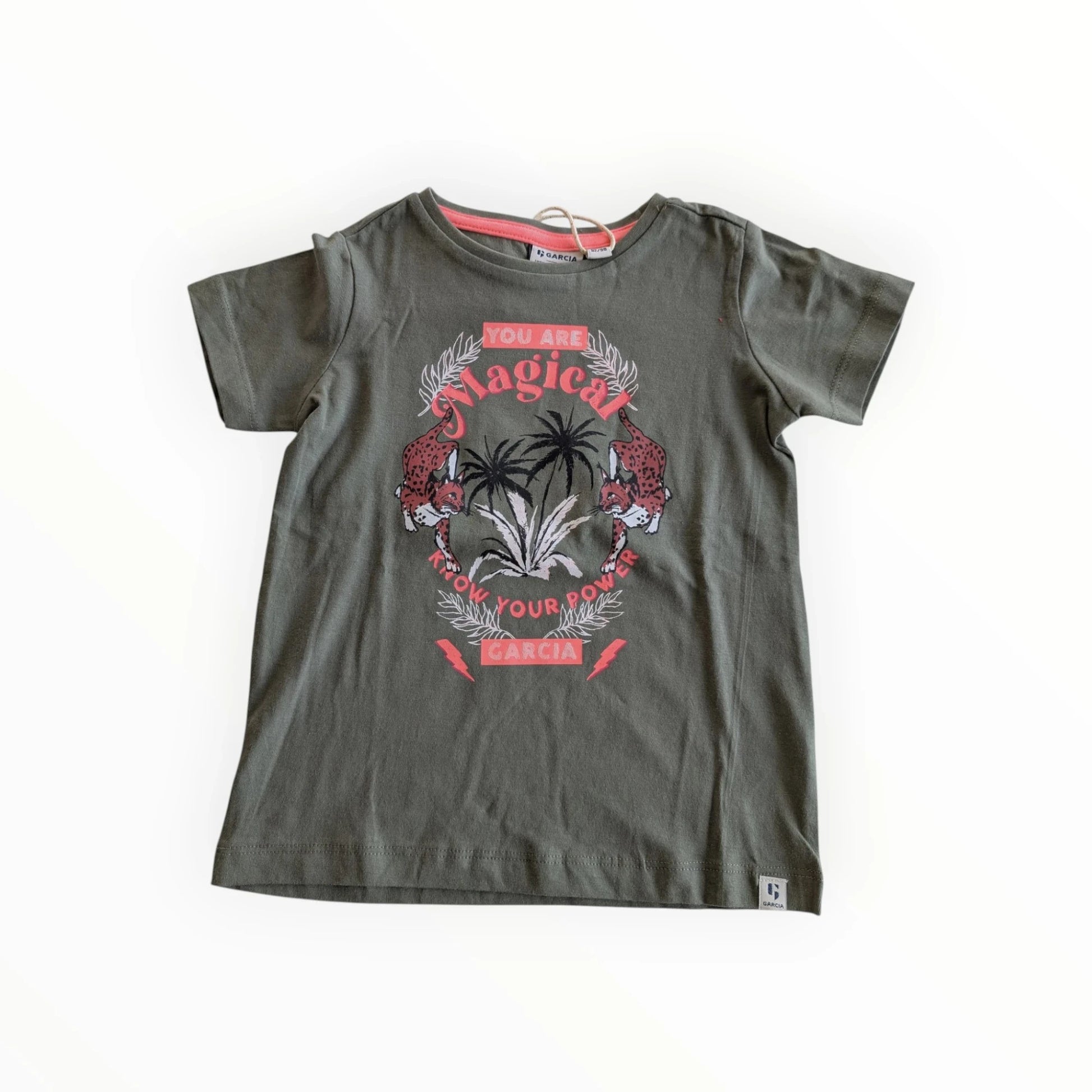 Pierrot Outlet Garcia olijfgroen katoenen T-shirt met jaguarprint en tekst 'YOU ARE MAGICAL FOR YOUR POWER'.