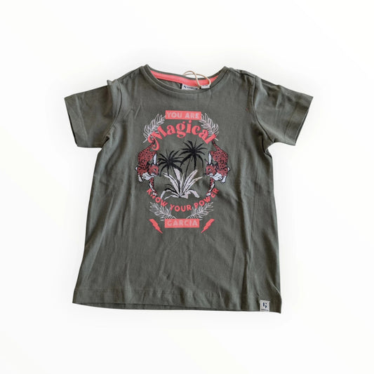 Pierrot Outlet Garcia olijfgroen katoenen T-shirt met jaguarprint en tekst 'YOU ARE MAGICAL FOR YOUR POWER'.