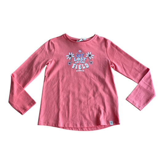 Pierrot Outlet Garcia meisjes shirt met lange mouwen in koraalrood katoen met 'GET LOST IN THE FIELD' opdruk en bloemen.