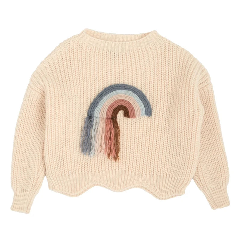 Pierrot Outlet gebreide kindertrui in crème met een speelse regenboogapplicatie en franjes aan de voorzijde.