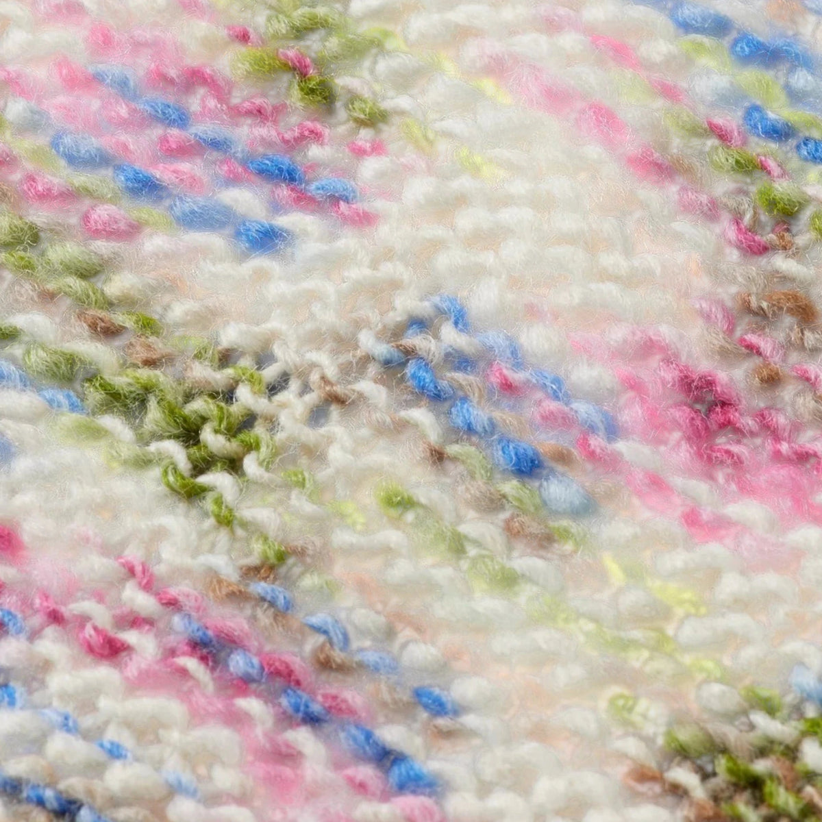 Close-up van Pierrot Outlet gebreide top met veelkleurig garen in roze, blauw en groen op een witte basis.