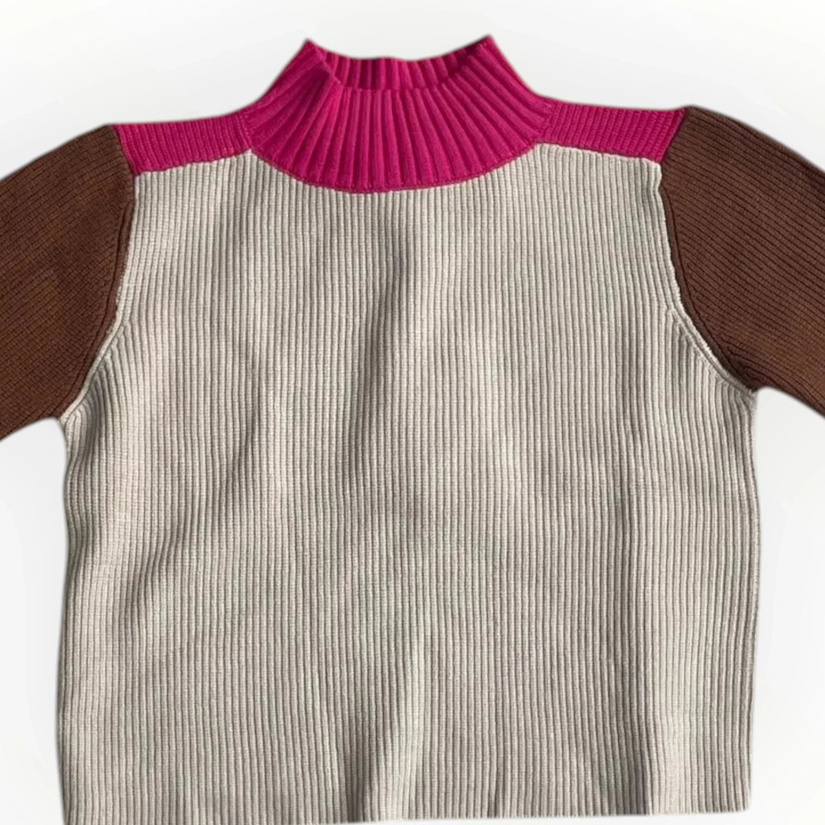 Pierrot Outlet gebreide trui met kleurblok-ontwerp in roze, bruin en beige met een elegante opstaande kraag.