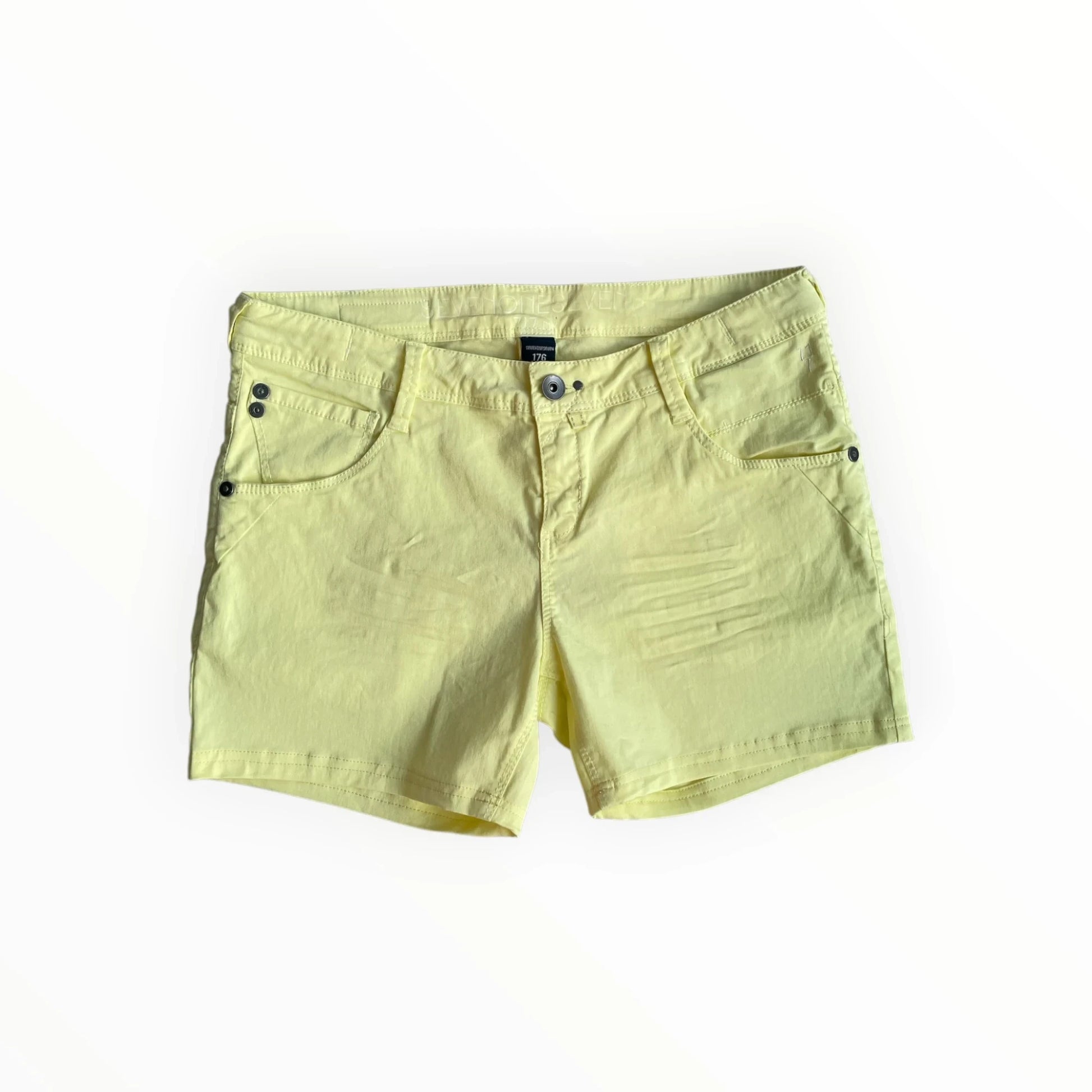 Felgele Pierrot Outlet denim shorts voor dames met knoopsluiting en zakken voor een zomerse casual look.