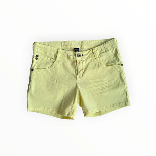 Felgele Pierrot Outlet denim shorts voor dames met knoopsluiting en zakken voor een zomerse casual look.