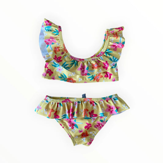 Pierrot Outlet tweedelige gele bikini voor kinderen met kleurrijke bloemenprint en schattige ruches.