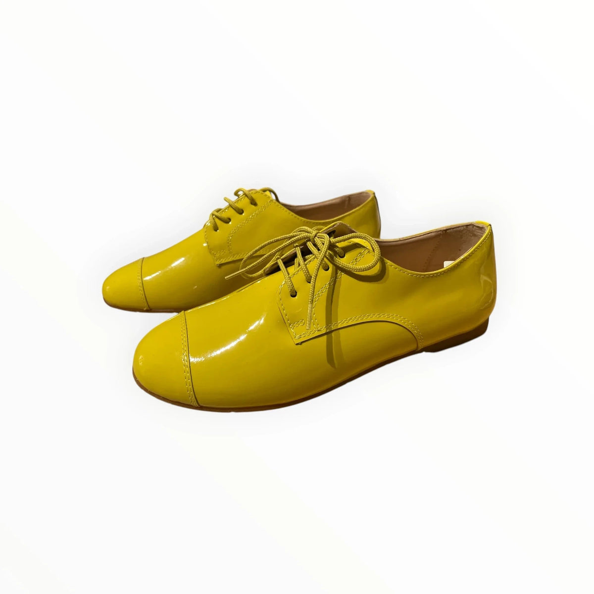 Pierrot Outlet gele lakleren oxford veterschoenen met platte hak en verfijnde neuskap