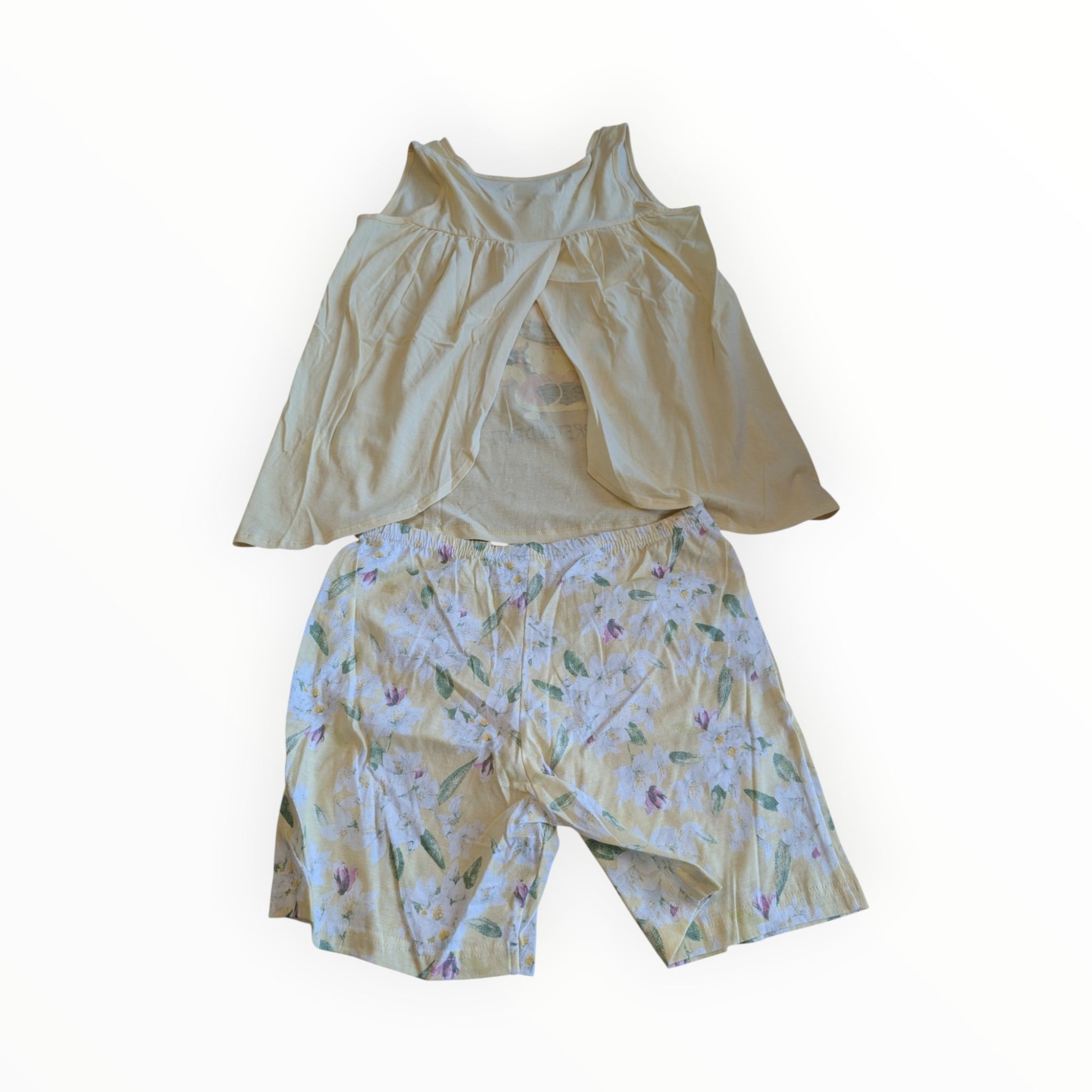 Pierrot Outlet tweedelige pyjamaset met geel mouwloos hemdje met open rug en short met bloemenprint