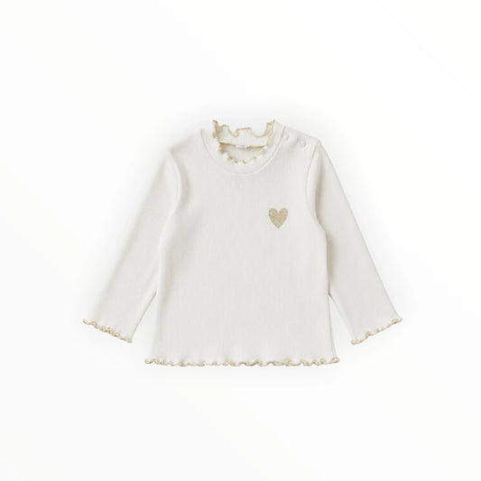 Pierrot Outlet off-white geribbeld baby shirt met lange mouwen, golvende randjes en een goudkleurig hartje op de borst.