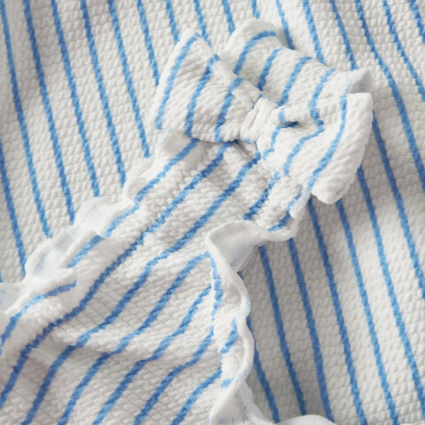 Pierrot Outlet gestreept meisjes badpak met ruches in wit en blauw. Gemaakt van zachte, rekbare stof.