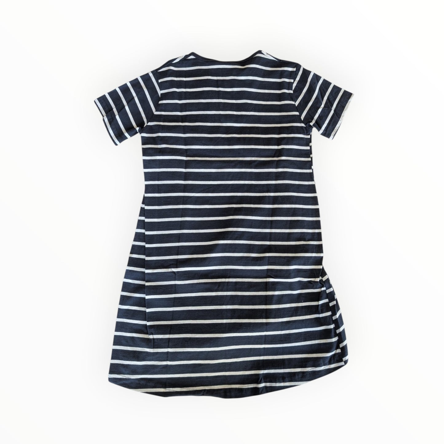 Pierrot Outlet casual gestreept jurkje in marineblauw met witte strepen, korte mouwen en een ronde zoom.