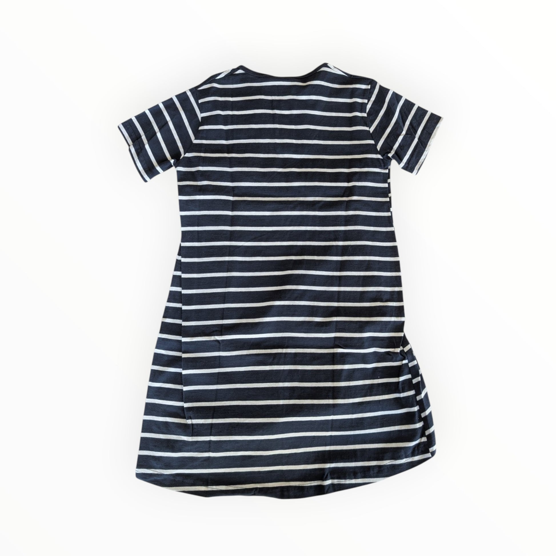 Pierrot Outlet casual gestreept jurkje in marineblauw met witte strepen, korte mouwen en een ronde zoom.