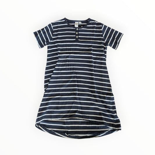Pierrot Outlet casual gestreept jurkje in marineblauw met witte strepen, korte mouwen en een knoopsluiting bij de hals.