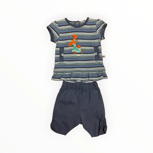 Pierrot Outlet gestreept T-shirt met vosjesprint en ruches, gecombineerd met effen donkerblauwe short met ruches.
