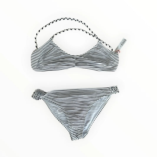 Pierrot Outlet tweedelige bikini met zwart-wit gestreept patroon, gevlochten bandjes en geplooid broekje.