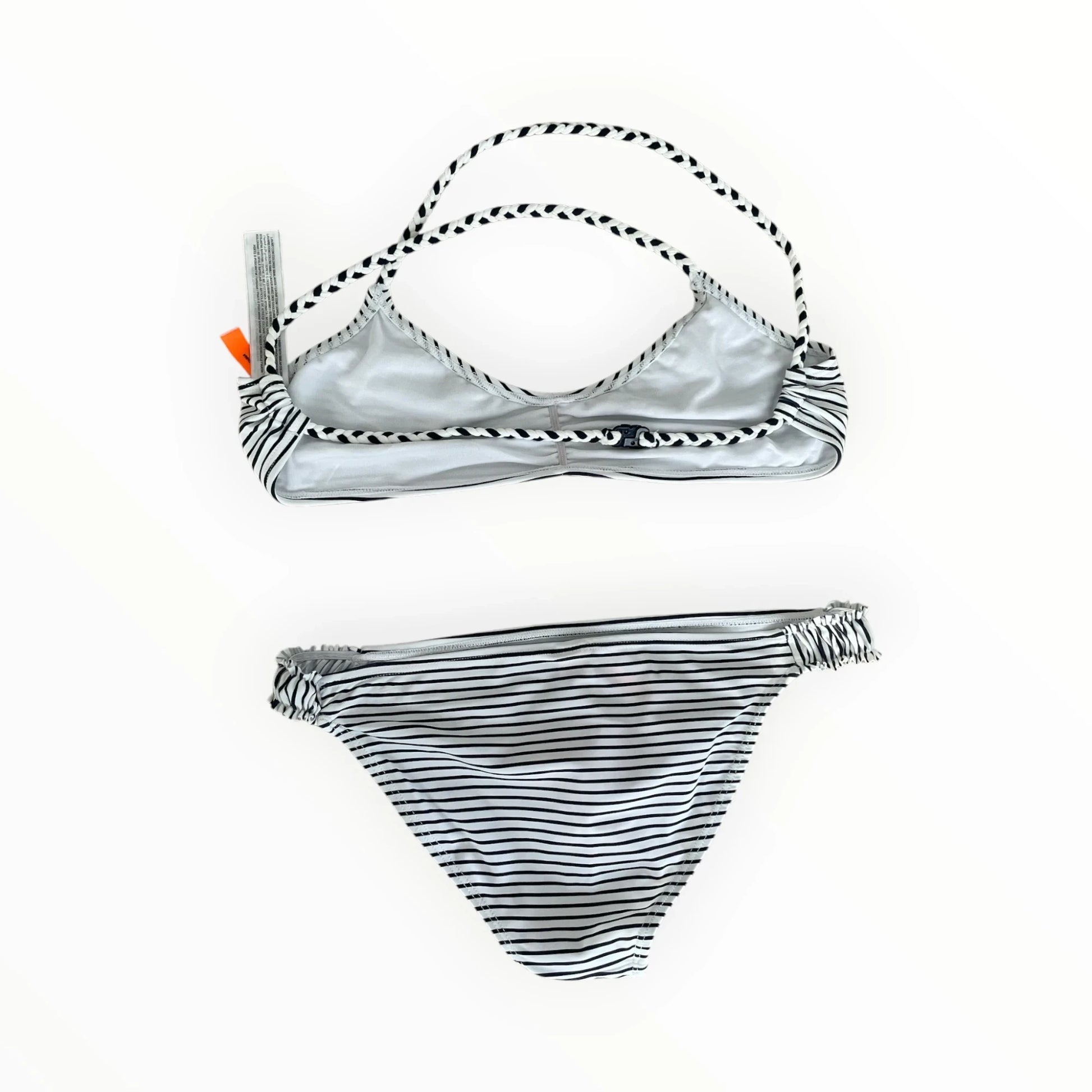 Pierrot Outlet tweedelige bikini met zwart-wit gestreept patroon, gevlochten bandjes en geplooid broekje.