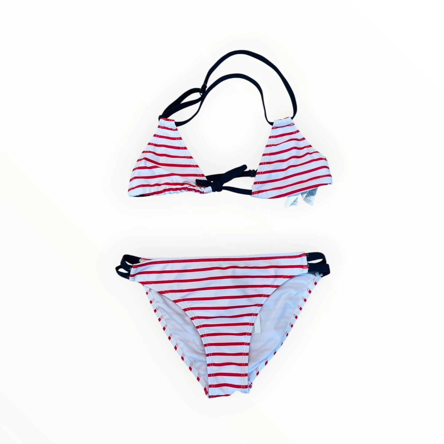 Pierrot Outlet tweedelige bikini met rood-witte strepen, driehoekig topje en broekje met donkerblauwe accenten.