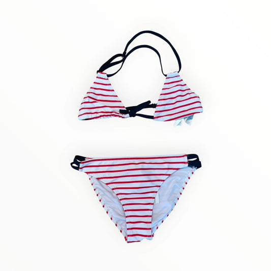 Pierrot Outlet tweedelige bikini met rood-witte strepen, driehoekig topje en broekje met donkerblauwe accenten.