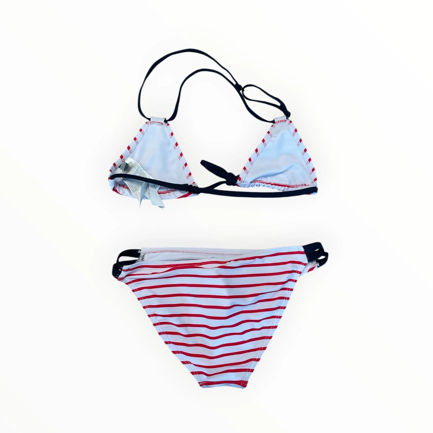 Pierrot Outlet tweedelige bikini met rood-witte strepen, driehoekig topje en broekje met donkerblauwe accenten.