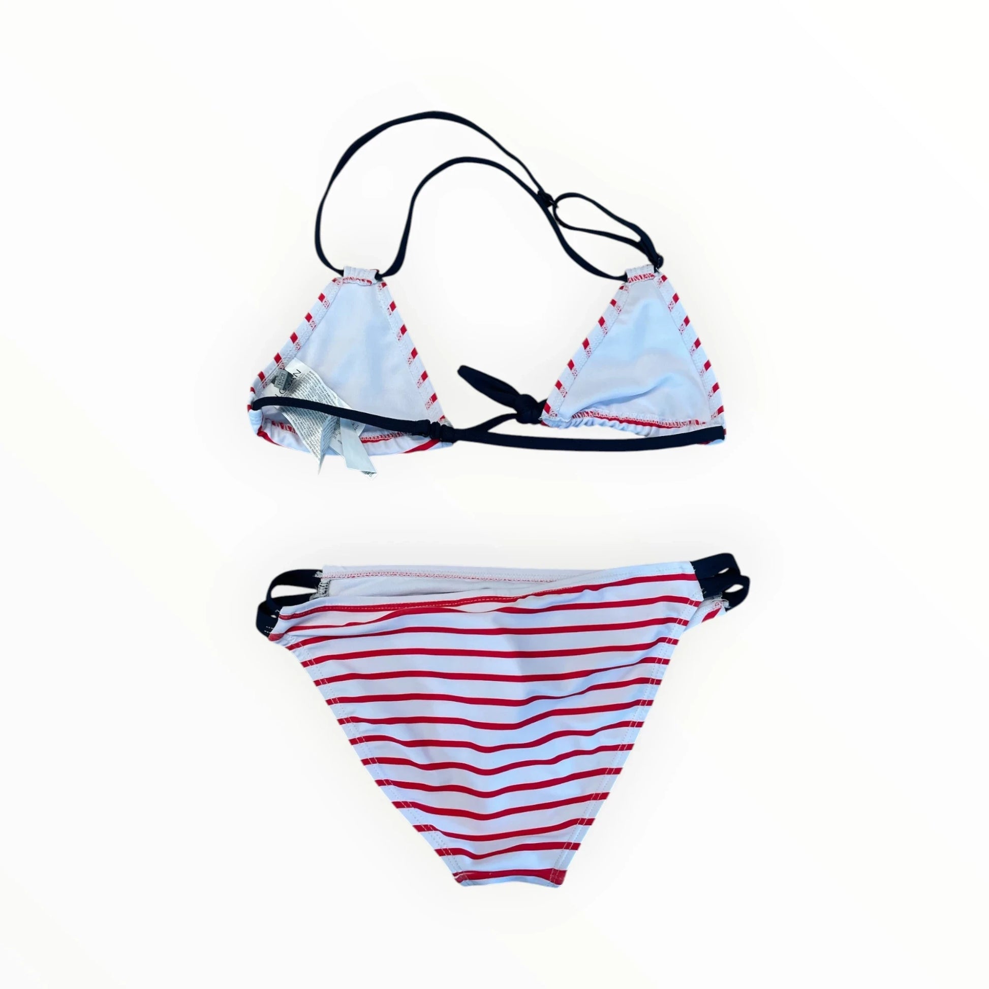 Pierrot Outlet tweedelige bikini met rood-witte strepen, driehoekig topje en broekje met donkerblauwe accenten.