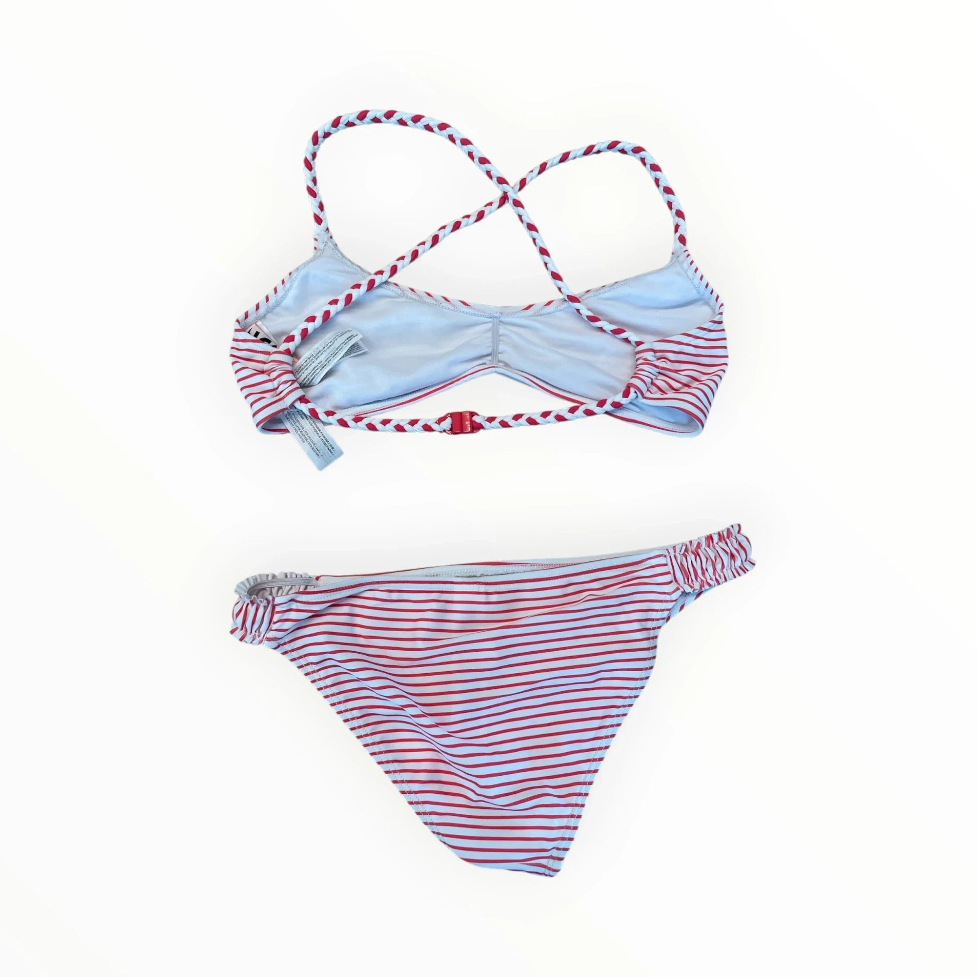 Pierrot Outlet tweedelige bikini met rood-wit gestreept patroon, gevlochten schouderbandjes en geplooid broekje.