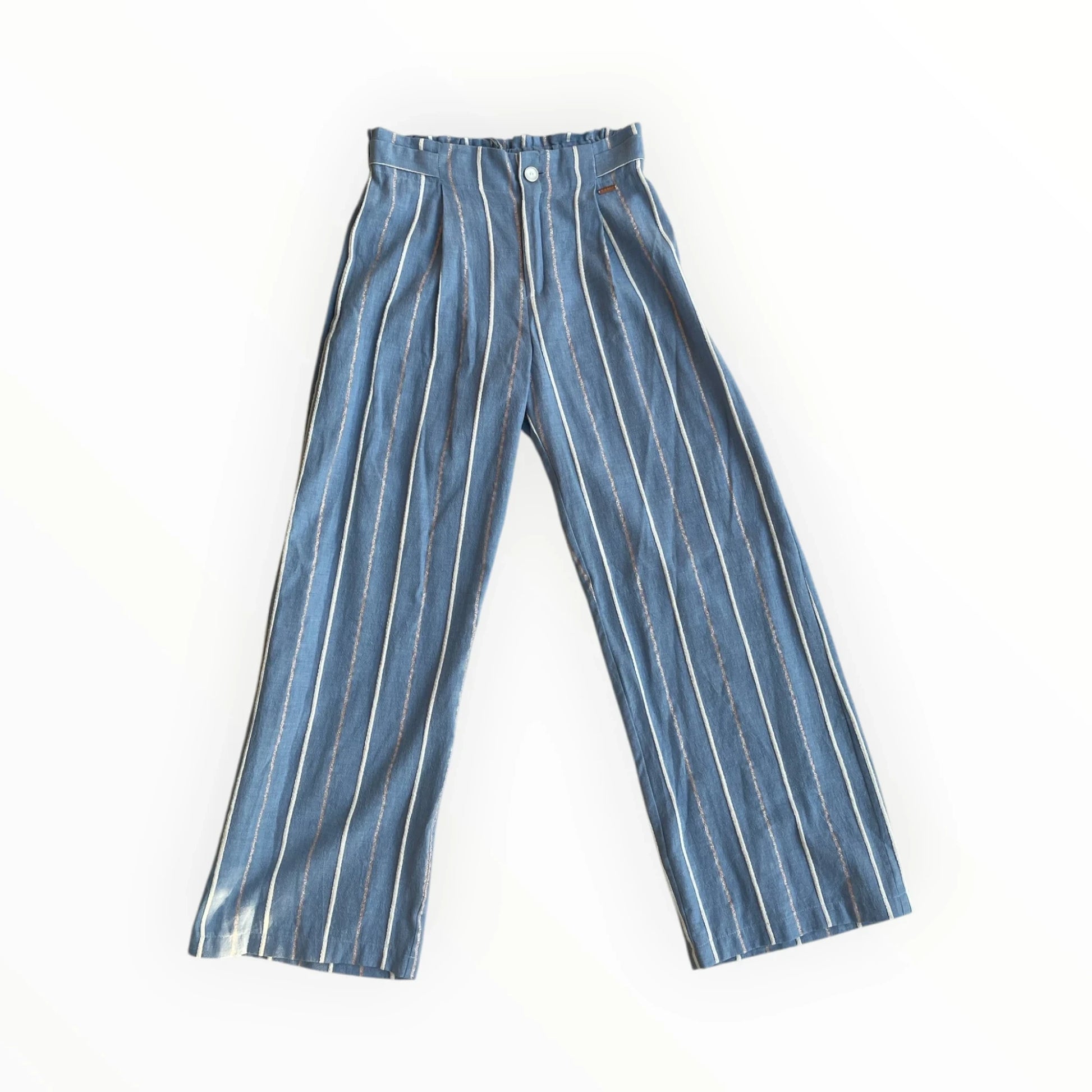 Pierrot Outlet blauwe pantalon met hoge taille en verticale strepen, voorzien van een comfortabele knoopsluiting.