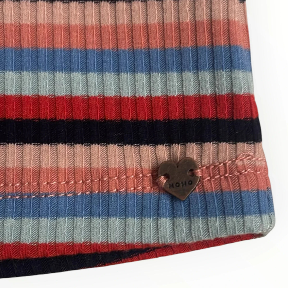Pierrot Outlet gestreepte top met geribbelde textuur, rood-blauw-roze strepen en een hartvormig bedeltje onderaan.