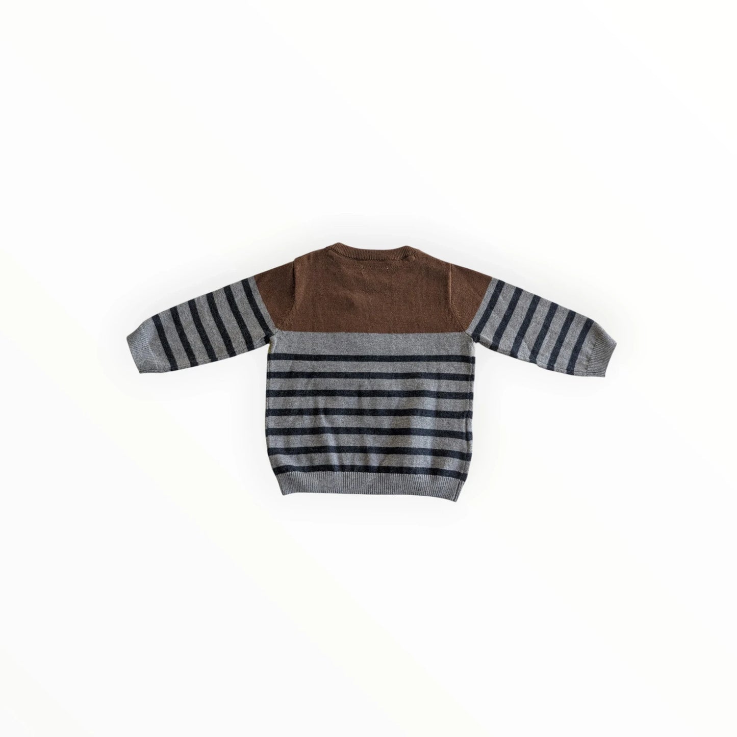 Pierrot Outlet gestreepte gebreide trui voor baby's met lange mouwen, bruin en grijs gestreept, met knoopsluiting op de schouder.