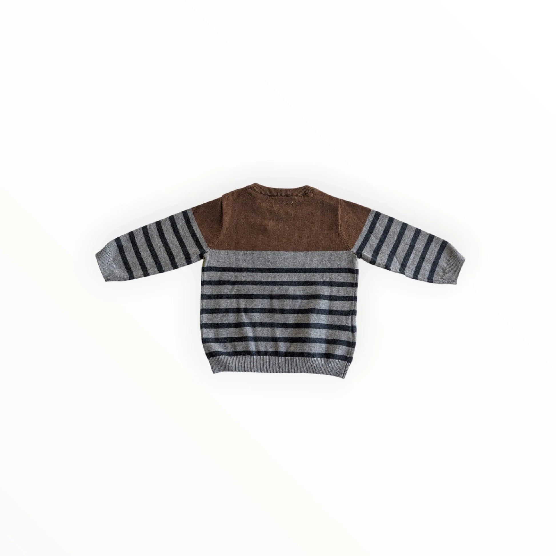 Pierrot Outlet gestreepte gebreide trui voor baby's met lange mouwen, bruin en grijs gestreept, met knoopsluiting op de schouder.
