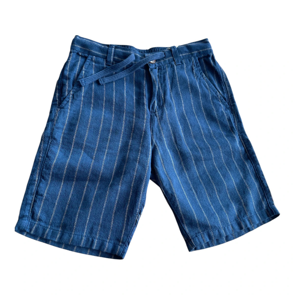 Pierrot Outlet gestreepte korte broek voor kinderen in donkerblauw met witte strepen, elastische tailleband en zakken.