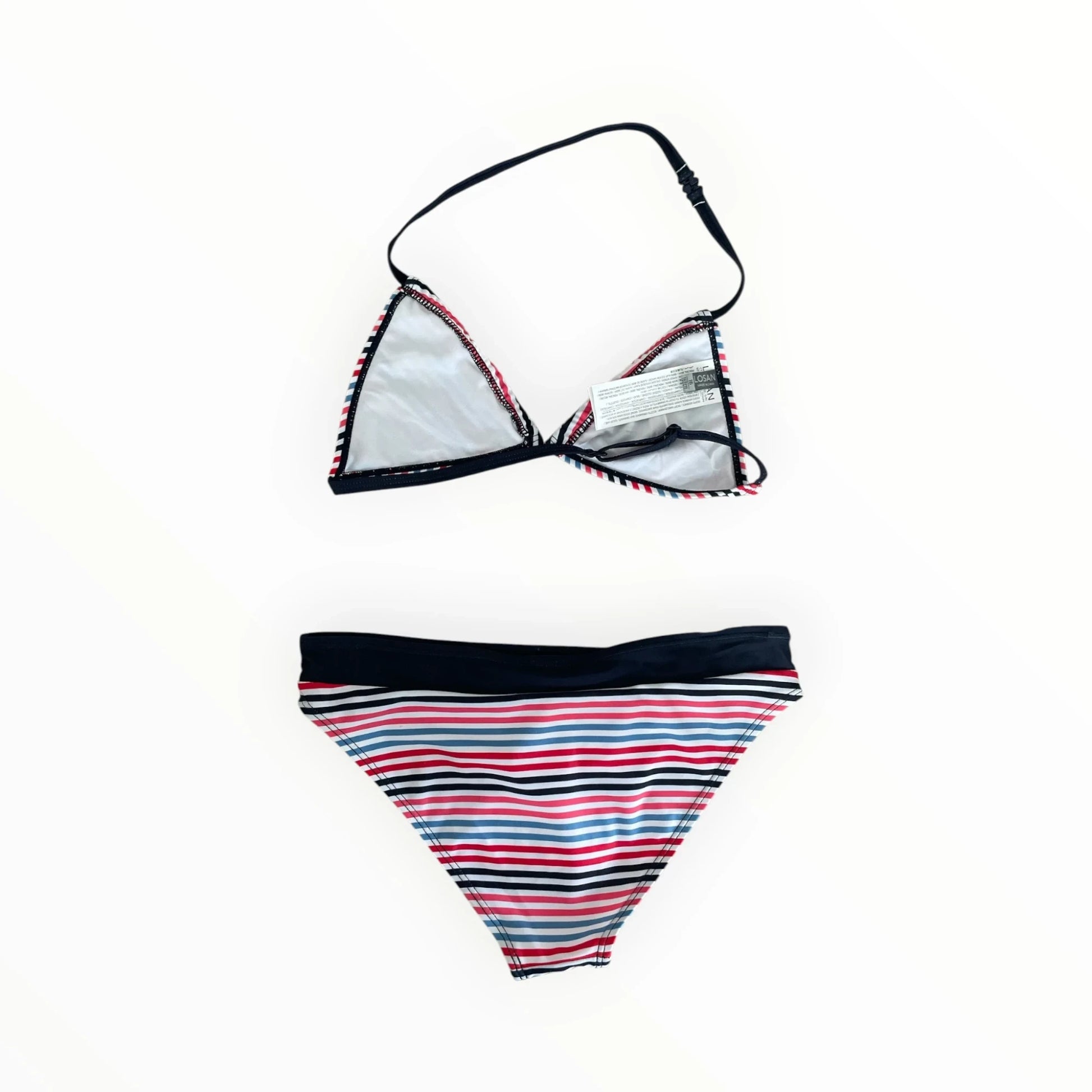 Pierrot Outlet tweedelige bikini voor meisjes met rood, blauw, wit en zwart gestreept patroon en donkerblauwe taille.
