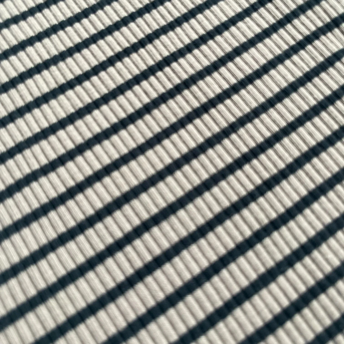 Close-up van de Pierrot Outlet geribbelde stof met zwart-witte strepen voor een comfortabele broek