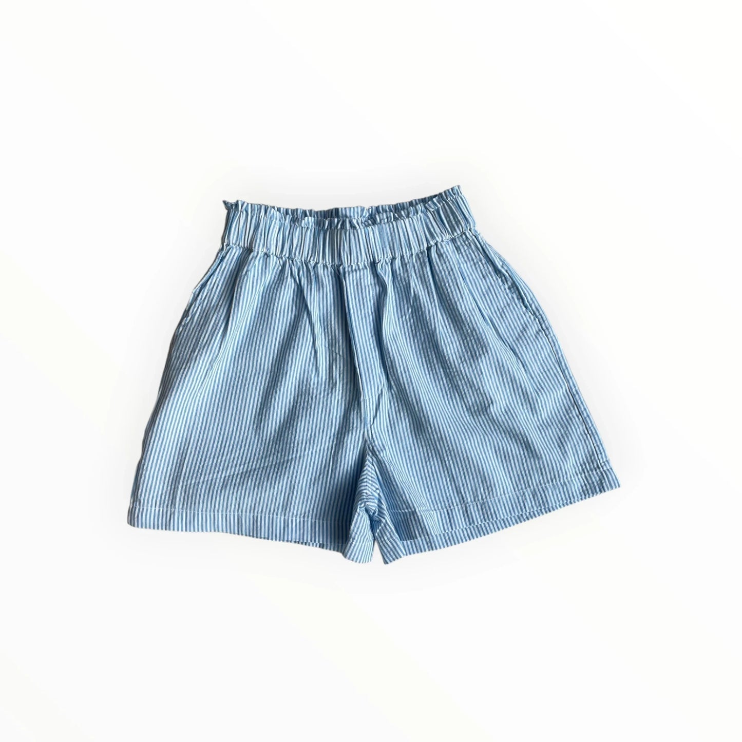 Pierrot Outlet blauw-witte gestreepte short met elastische tailleband en ruffle-detail voor een zomerse look.