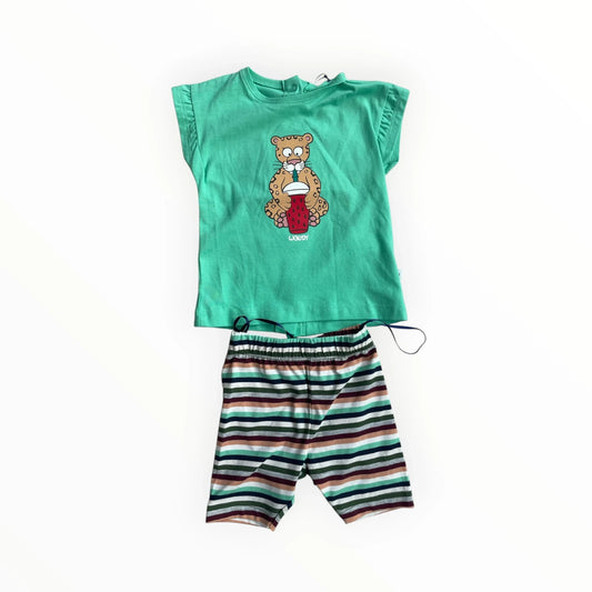 Pierrot Outlet mintgroen t-shirt met beerprint en gestreepte shorts. Korte mouwen, elastische tailleband.