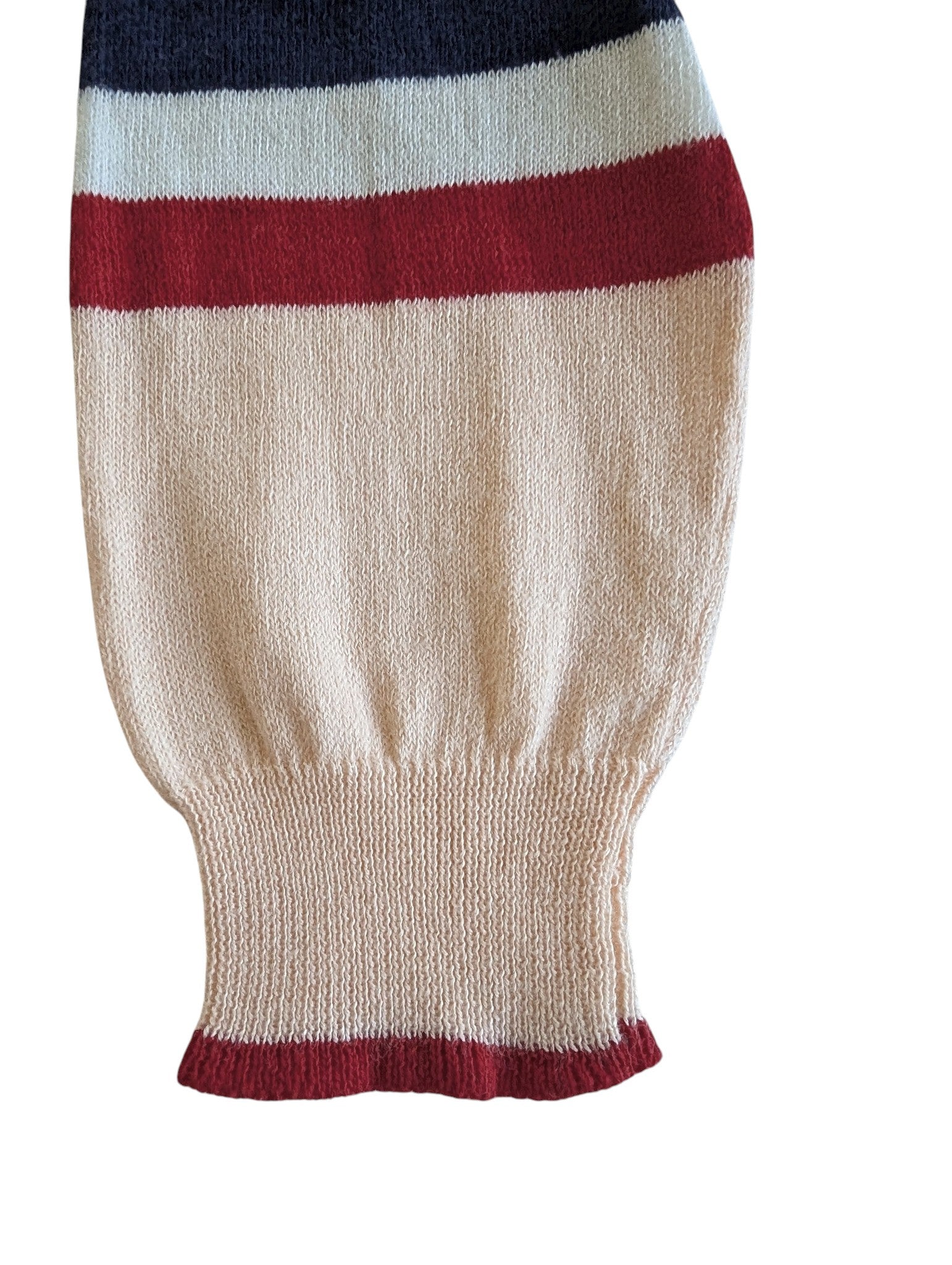 Pierrot Outlet dames trui met lange mouwen, gebreid met crème, rood, lichtblauw en donkerblauwe strepen. Ronde hals.