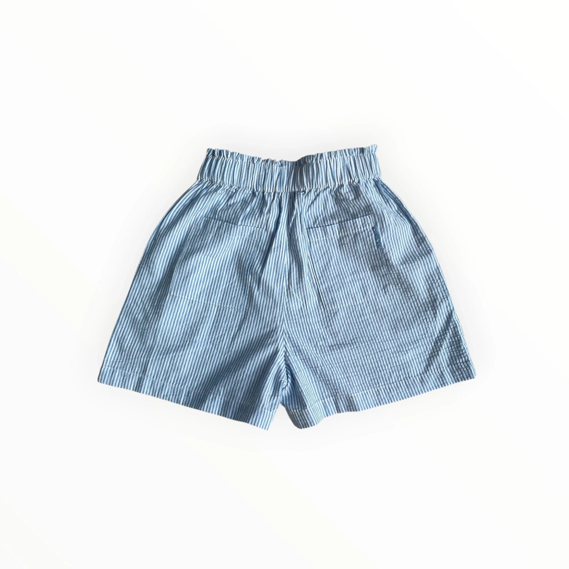 Pierrot Outlet blauw-witte gestreepte short met elastische tailleband en ruffle-afwerking voor een zomerse look.