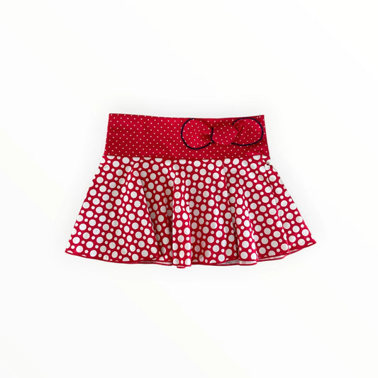 Pierrot Outlet kinderrokje in rood met witte stippen, voorzien van een comfortabele tailleband en een sierlijk strikje.