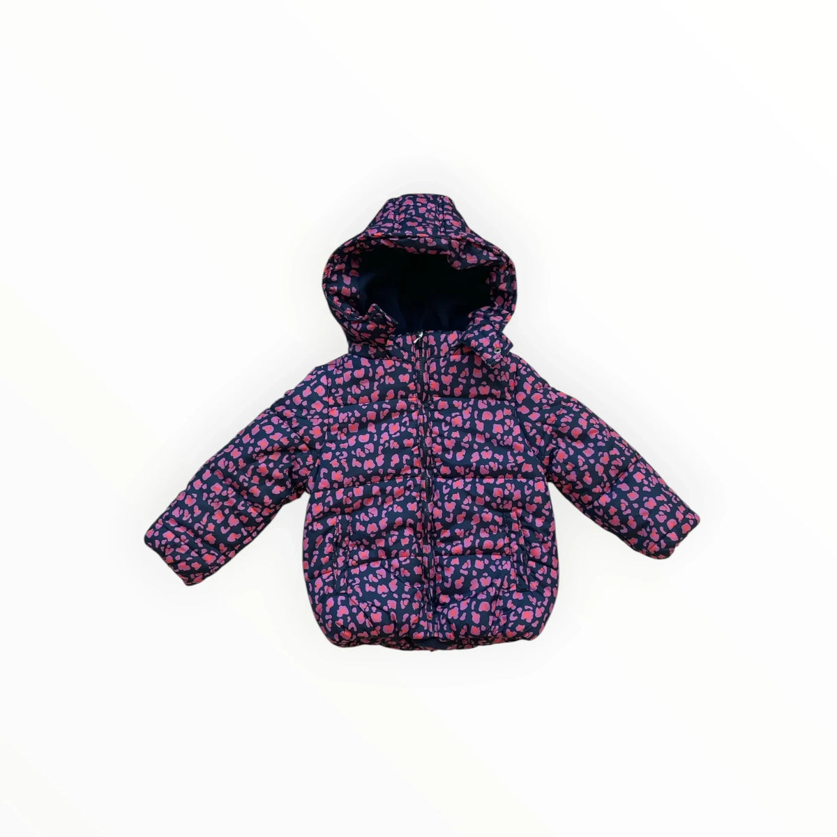 Pierrot Outlet gewatteerde kinderjas in donkerblauw met roze hartjesprint, voorzien van capuchon en ritssluiting.