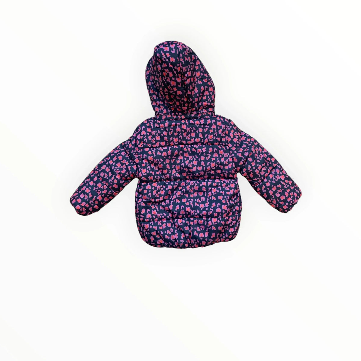 Pierrot Outlet gewatteerde kinderjas in donkerblauw met roze hartjesprint, voorzien van een warme capuchon.