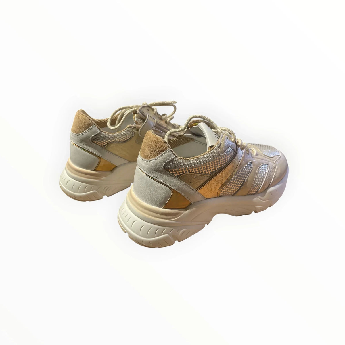 Pierrot Outlet dames sneakers in goud en beige met chunky zool, mesh details en metallic accenten.