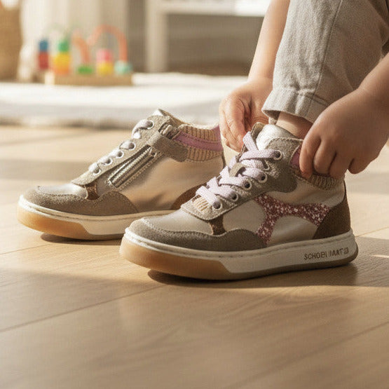 Pierrot Outlet kindersneakers in metallic goud en bruin suède met roze glitterdetails en vetersluiting