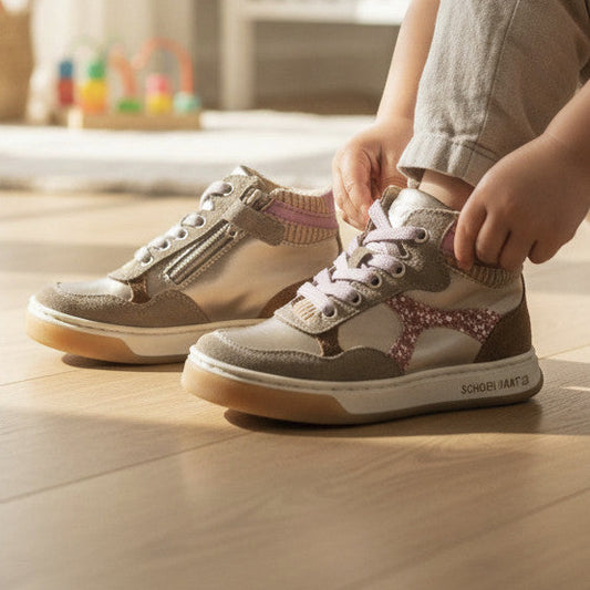 Pierrot Outlet kindersneakers in metallic goud en bruin suède met roze glitterdetails en vetersluiting